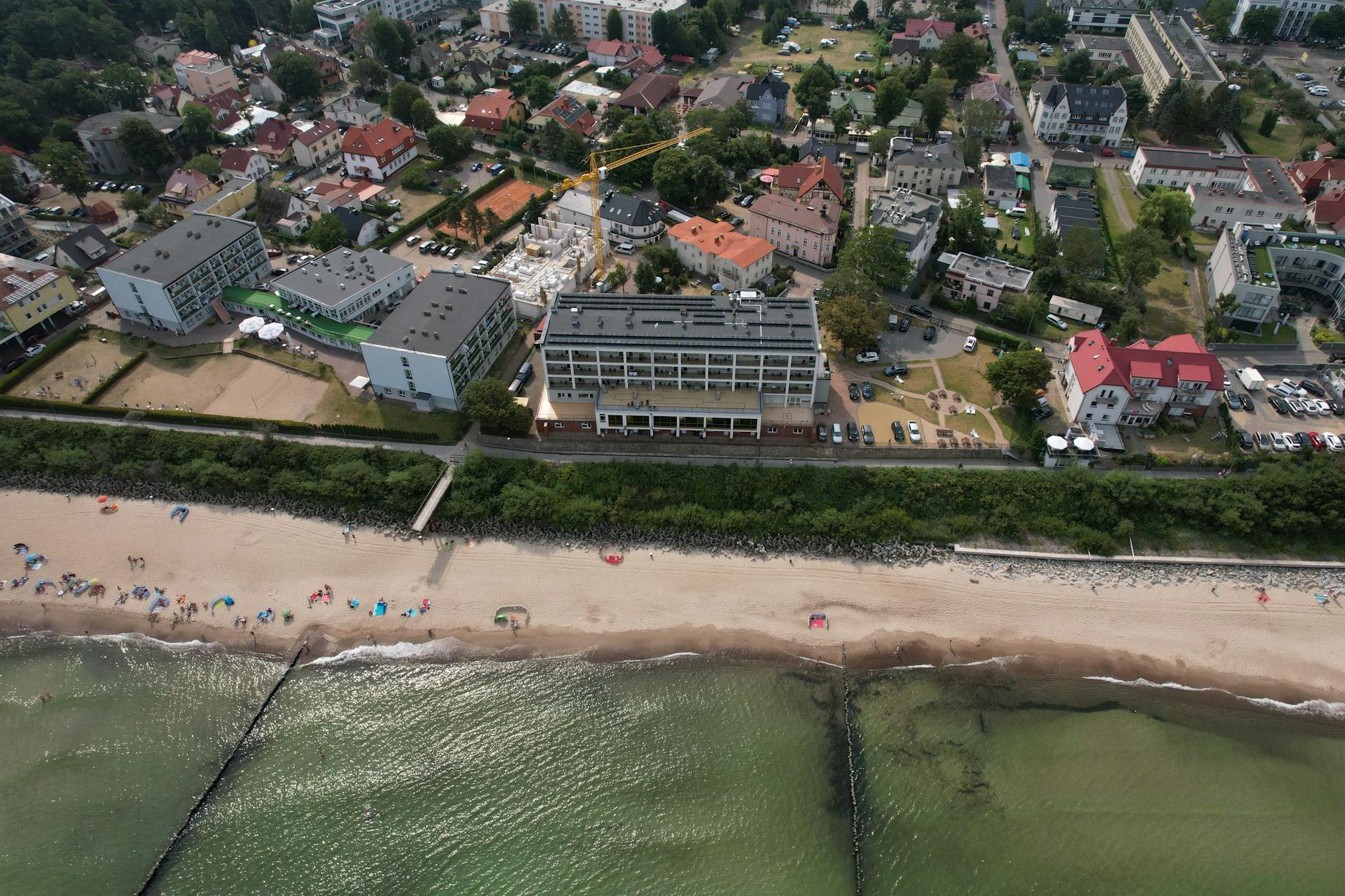 Logo sieci Dino obok znaków Biedronki i Lidla, symbolizujące konkurencję na rynku pracy w Brzegu