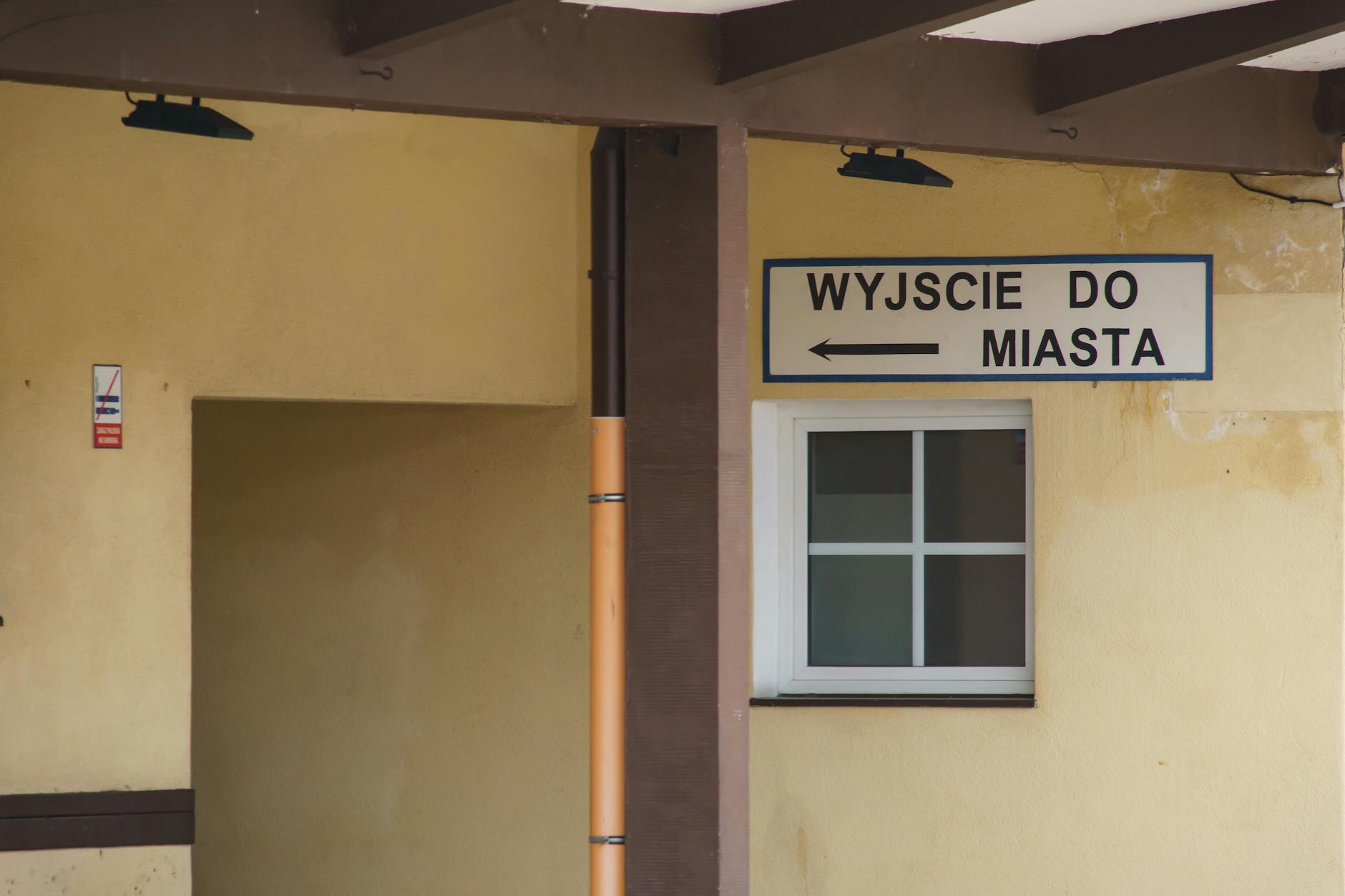 Grafika symbolizująca kolejki do specjalistów w Brzegu, z podkreśleniem frazy kolejki do specjalistów Brzeg