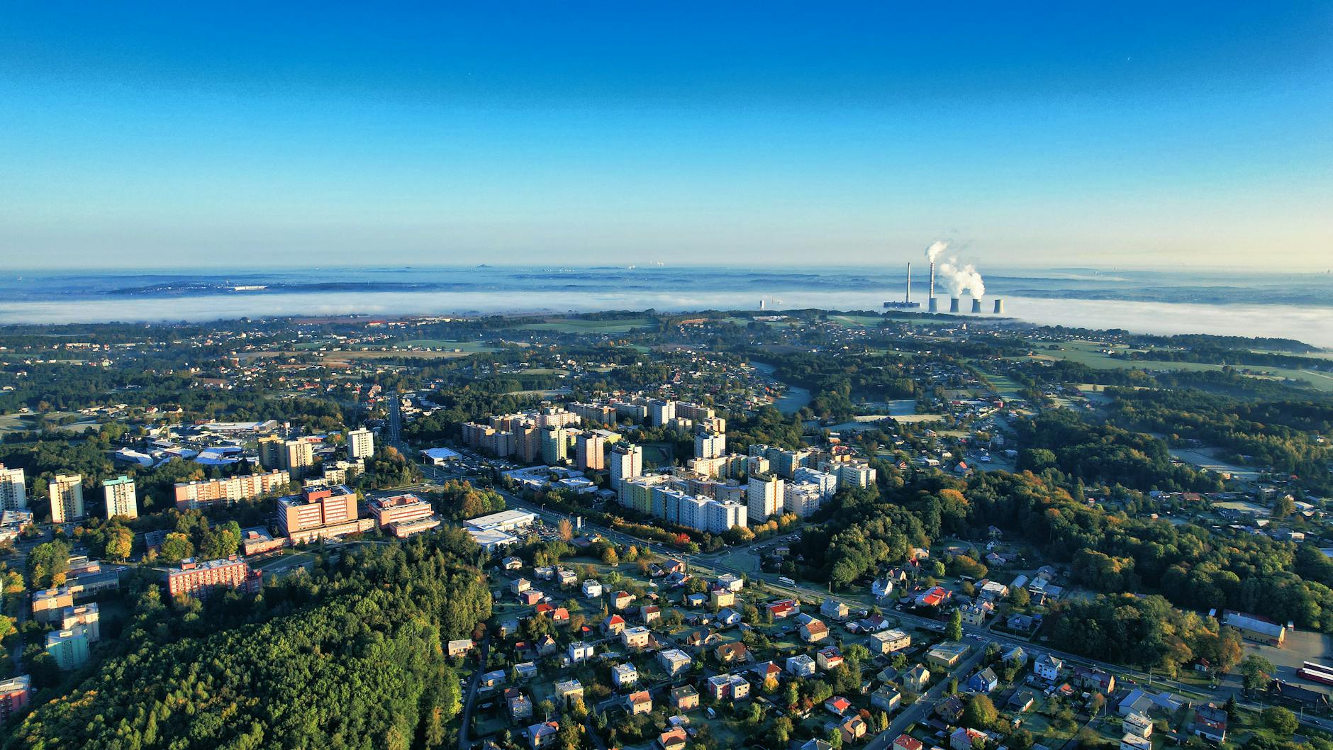 Wykres pokazujący stężenie pyłów PM2.5 i PM10 w Brzegu, z zaznaczonymi przekroczeniami norm.