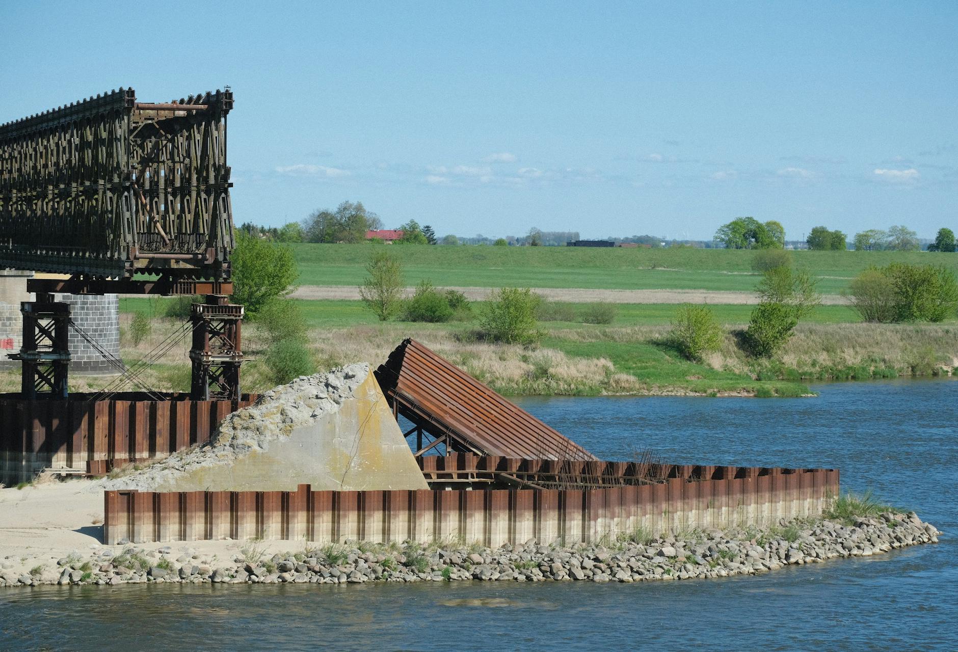 Mapa pokazująca lokalizację Dzbądza nad rzeką Narew, z zaznaczonym obszarem planowanego zabezpieczenia lewego brzegu