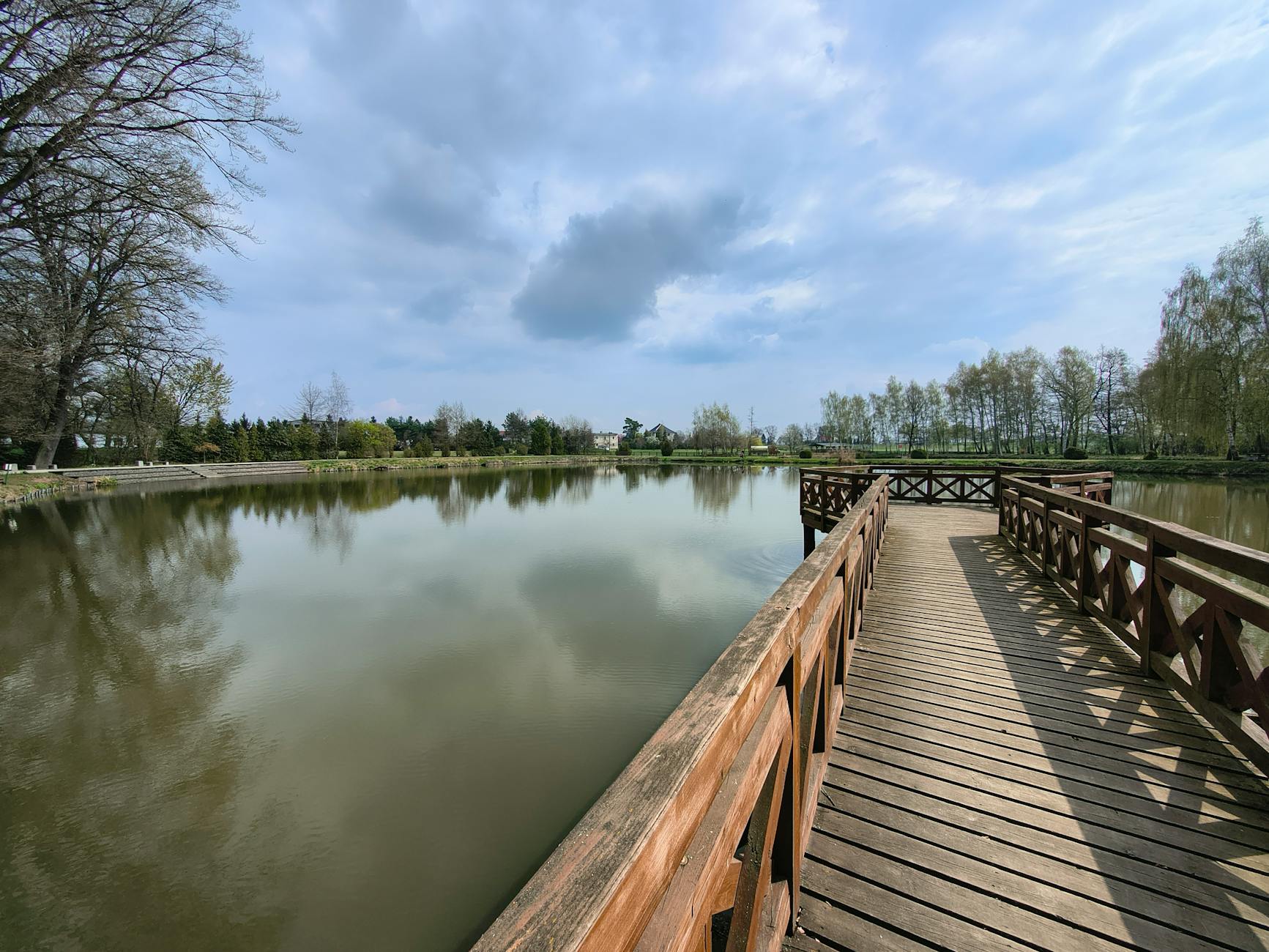 Ilustracja przedstawiająca kalendarz z zaznaczonym ostatnim dniem składania PIT w Brzegu, symbolizująca pilność i terminowość.