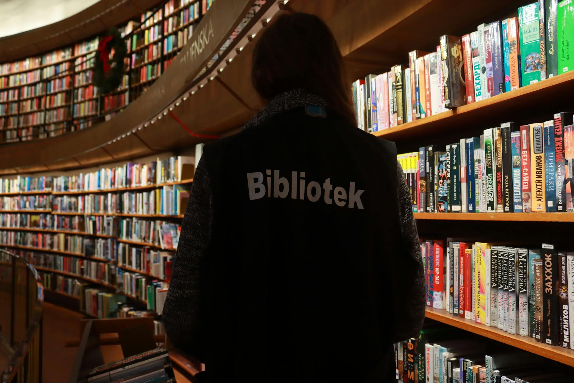 Ilustracja związana z Dniem Bibliotekarza i ofertami pracy w Brzegu